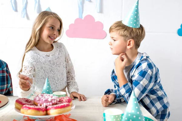 Menino e menina na mesa de aniversário — Fotografia de Stock