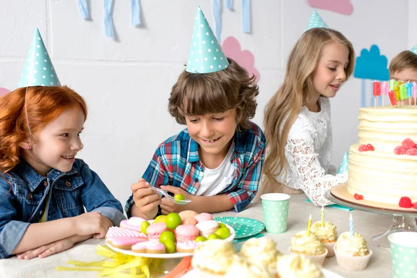 Happy kids at birthday table — Stock Photo, Image
