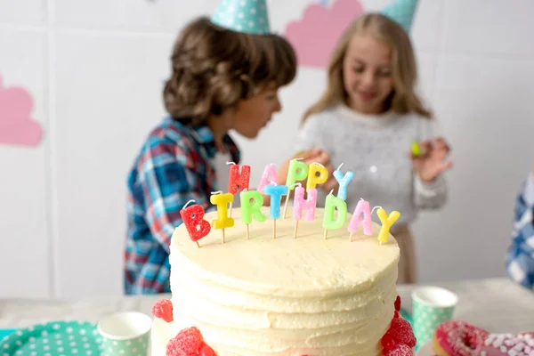 Счастливые дети с тортом на день рождения — стоковое фото