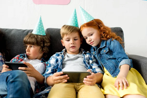 Bambini che usano gadget alla festa di compleanno — Foto Stock