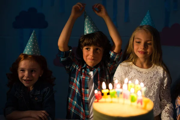 Niños felices con pastel de cumpleaños —  Fotos de Stock