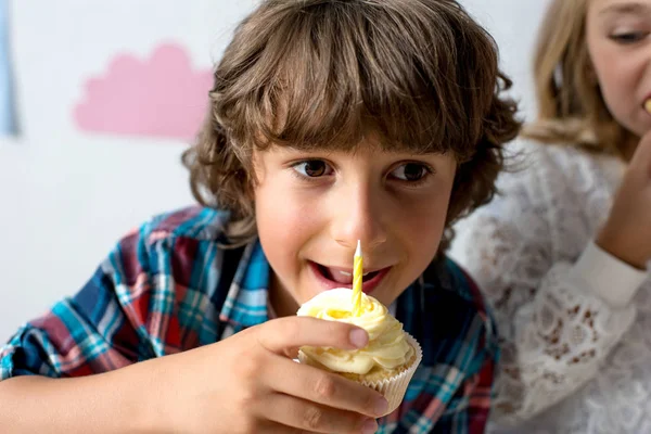 Jongen eten cupcake — ingyenes stock fotók