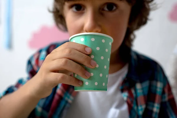 Jongen uit papier beker drinken — Gratis stockfoto