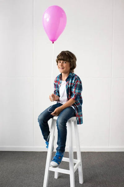 Little boy holding balloon — Free Stock Photo