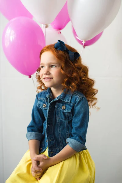 Руда дівчина з повітряними кулями — стокове фото