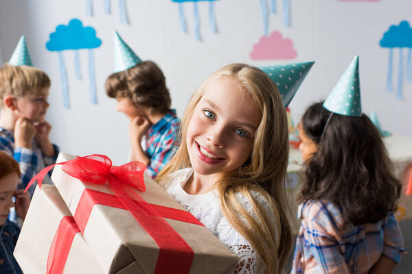 Niños multiétnicos con regalos de cumpleaños — Imagen de stock Niños multiétnicos con regalos de cumpleaños Imagen De Stock