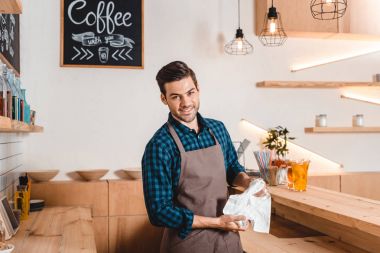 Barista kahve dükkanında gülümseyen