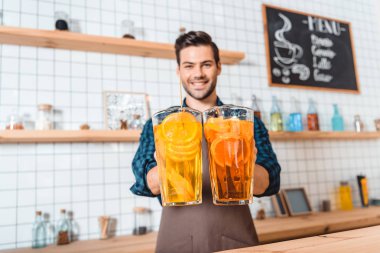 limonata yenileme ile barmen