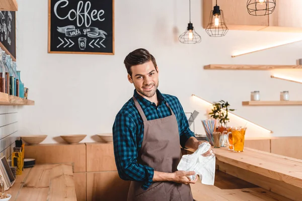 Barista sonriente en la cafetería — Foto de Stock