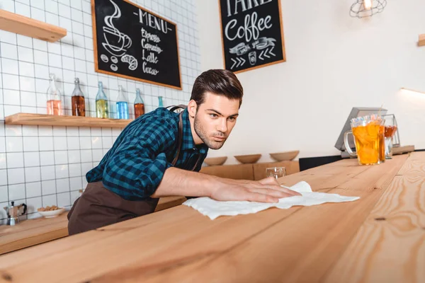 Barista cleaning counter — Stock Photo, Image