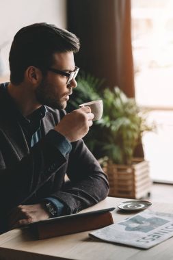 İş adamı kahve içiyor.