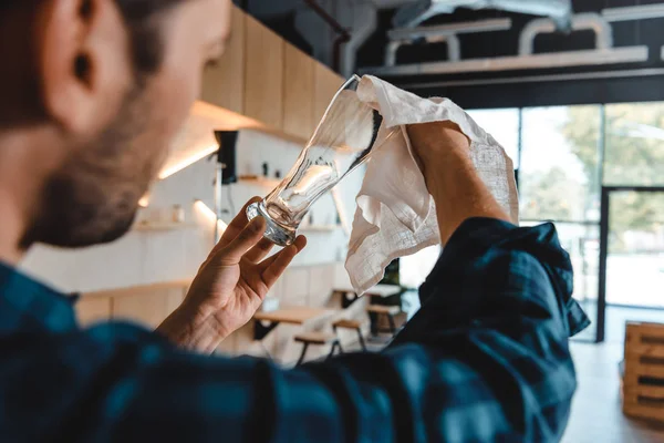 Barman schoonmaak glas — Stockfoto