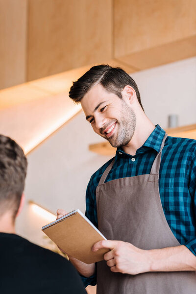 Официант принимает заказы от клиента
