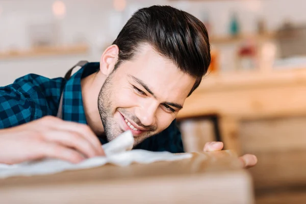 Barista čištění počítadlo — Stock fotografie