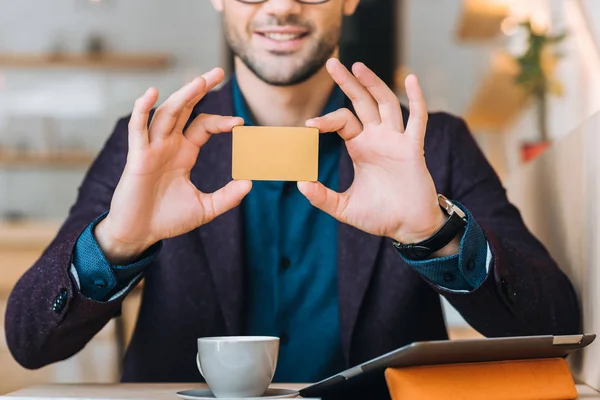 Empresario mostrando tarjeta de visita — Foto de Stock