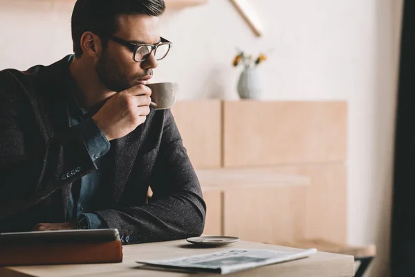 Affärsman som dricker kaffe — Stockfoto