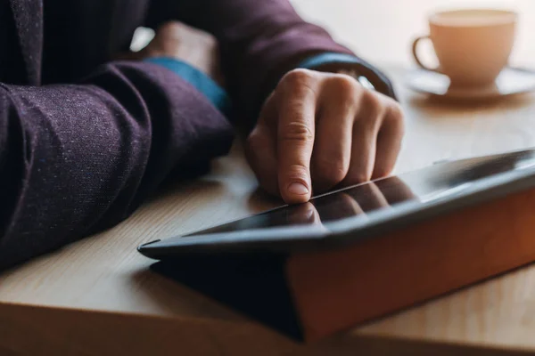 Uomo d'affari con tablet in caffè — Foto Stock