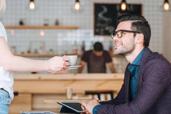 Waitress with order for businessman in cafe — Stock Photo, Image