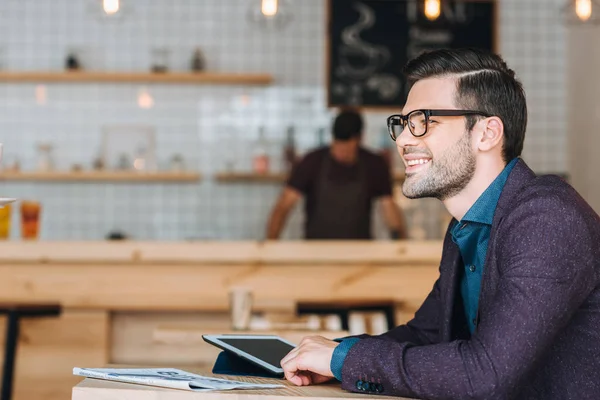 Lächelnder Geschäftsmann im Café — Stockfoto