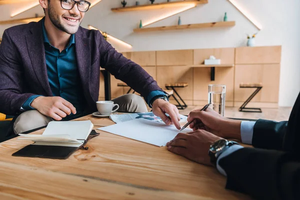 Businessmen signing contract at meeting — Stock Photo, Image