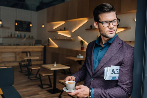 Empresário segurando xícara de café no café — Fotografia de Stock