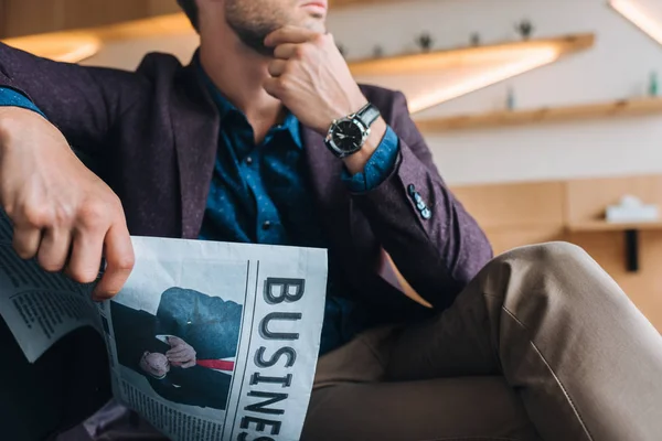 Homme d'affaires avec journal d'affaires au café — Photo