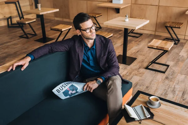 Επιχειρηματίας με επιχειρηματική εφημερίδα στο καφενείο — Φωτογραφία Αρχείου