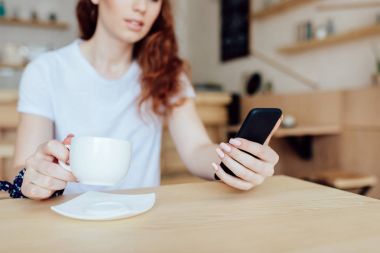 Akıllı telefon kullanan kız