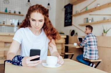 Akıllı telefon kullanan kız