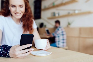 Akıllı telefon kullanan kız