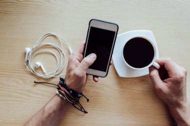 Smartphone ve elinde kahve