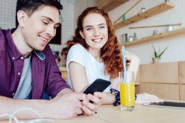 genç bir çift Smartphone kullanarak