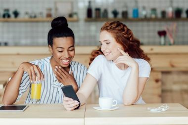 çok ırklı kızlar Smartphone kullanarak