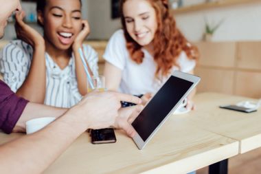 Dijital tablet ile çok ırklı arkadaşlar