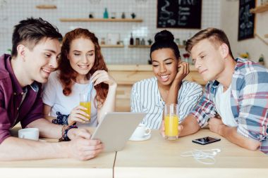 Dijital tablet ile çok ırklı arkadaşlar