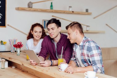 Arkadaşlar dijital tablet kafede kullanma  