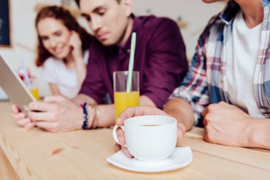 Genç arkadaşlar içecekler içme