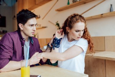 genç bir çift kavga  