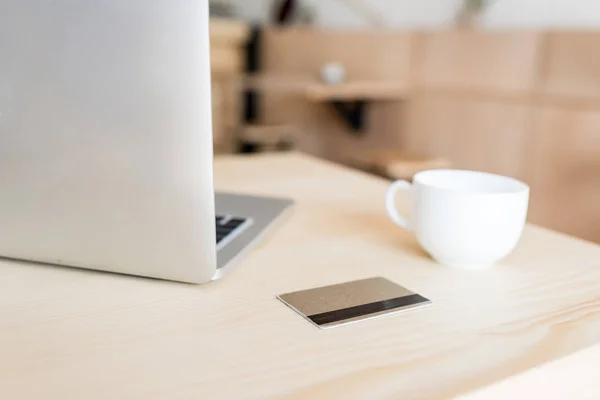 Laptop, credit card and cup of coffee — Free Stock Photo