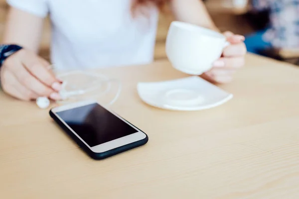 Tasse Kaffee und Smartphone — Stockfoto