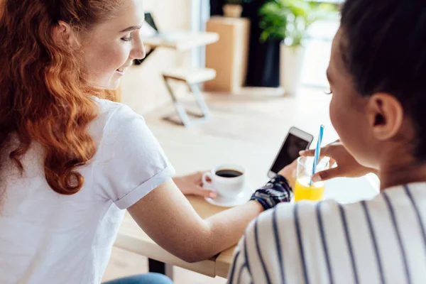 Mnohonárodnostní dívky pomocí smartphonu — Stock fotografie