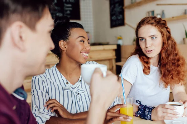 Friends drinking coffee and juice — Stock Photo, Image