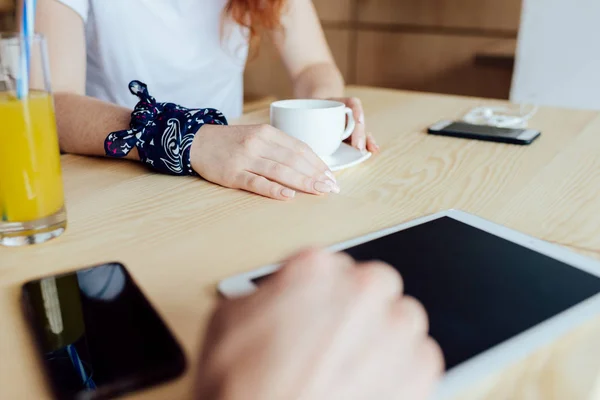 Mani umane con caffè e tablet digitale — Foto Stock