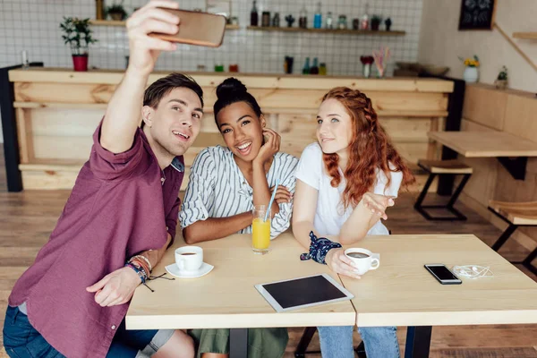 Wieloetniczny przyjaciele biorąc selfie — Zdjęcie stockowe