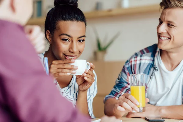 Multi-etnisch vrienden drinken van dranken — Stockfoto