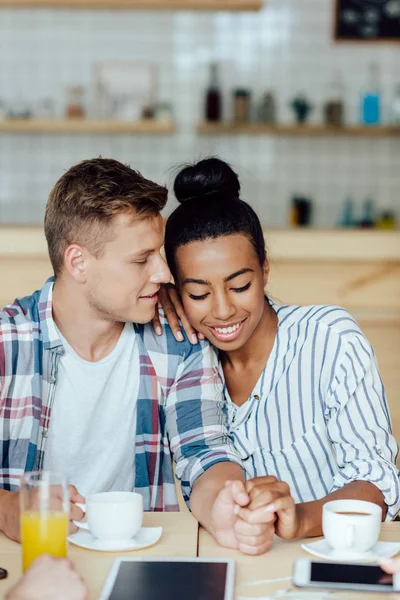 Lyckliga multietniskt paret — Stockfoto
