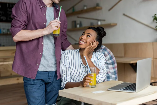 çok ırklı çift suyu içme