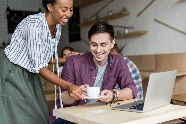 Girl giving coffee to boyfriend — Stock Photo, Image