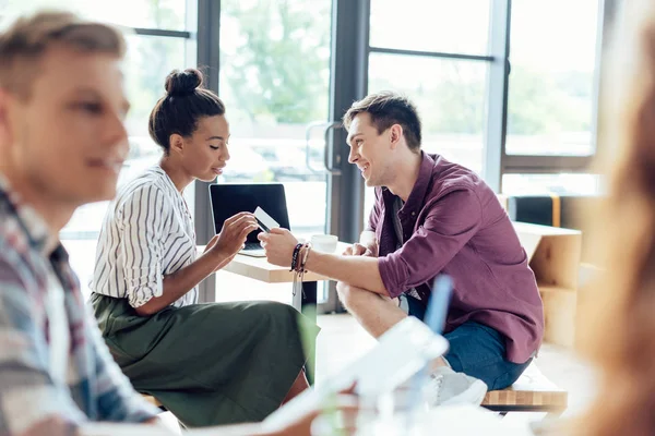 Pareja multiétnica con tarjeta de crédito — Foto de stock gratis