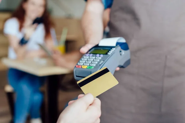 Payment by credit card and terminal — Stock Photo, Image
